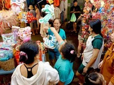 Cận Trung thu, tiểu thương phố lồng đèn ở TP.HCM vẫn 'ngóng' khách mua