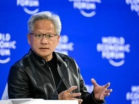"Chúng tôi sẽ không để AI chậm lại": Jensen Huang bật loa ngoài cho Trump nghe giữa sự kiện