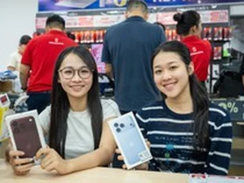 Người dùng Việt háo hức nhận iPhone 18 Pro, Pro Max ngay ngày đầu mở bán