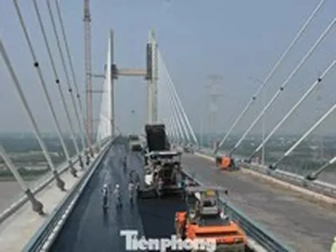Cầu dây văng thuộc top cao nhất Việt Nam băng băng về đích