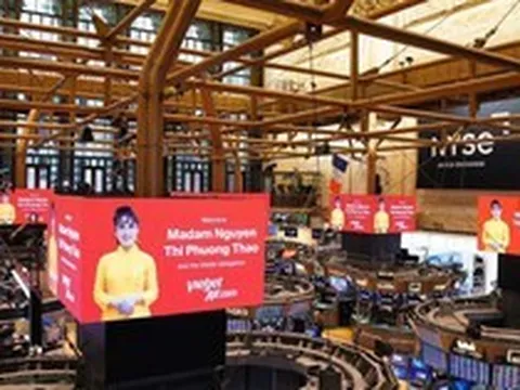 Nữ tiến sĩ Việt Nam xuất hiện trên toàn bộ màn hình tại Sở giao dịch chứng khoán lớn nhất thế giới, cùng Ngoại trưởng Mỹ Marco Rubio rung chuông mở phiên