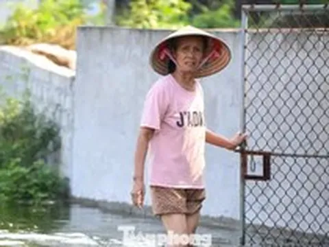 Sau 5 ngày, ‘rốn lũ’ Hà Nội vẫn mênh mông nước