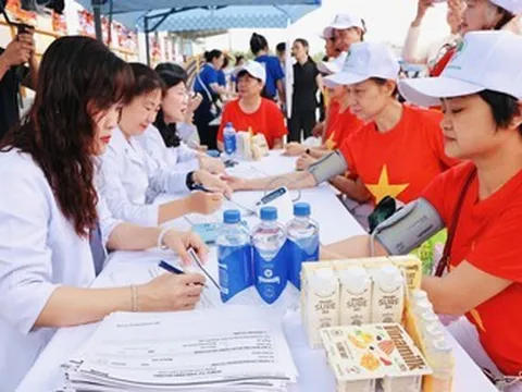 Hơn 2.000 người cao tuổi cùng Vinamilk Sure lan tỏa tinh thần “chủ động sống khỏe”