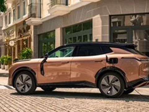 Công nghệ PHEV: Khi trải nghiệm xe sang bứt phá rào cản trạm sạc