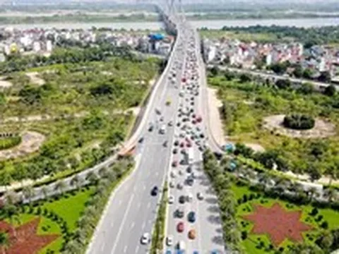 Cầu Nhật Tân trước ngày thí điểm: Dòng xe ùn ứ theo vạch đo cự ly an toàn