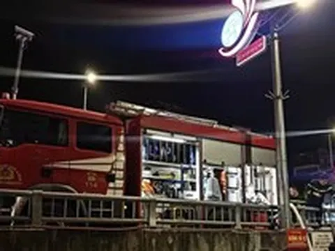 Cháy nhà 3 tầng trong ngõ 109 Âu Cơ, Hà Nội