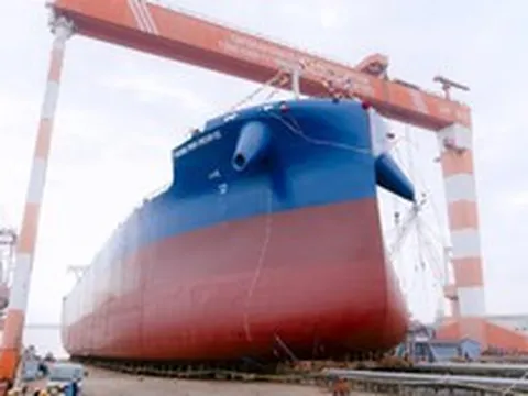 Bàn giao tàu chở hàng 65.000 tấn, dài 200m lớn nhất từ trước tới nay do người Việt thực hiện, từng được tạp chí quốc tế khen ngợi: Hòa Phát đã đặt một chiếc tương đương