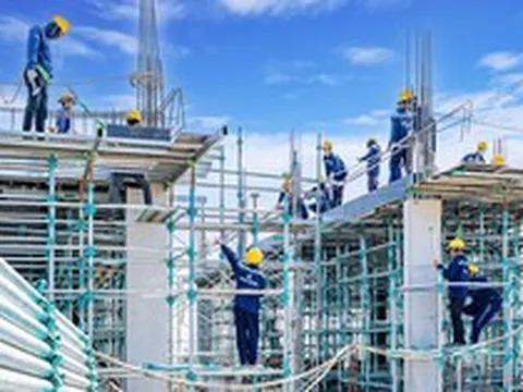 “Cơn lốc” tuyển dụng chưa từng có từ tỷ phú Phạm Nhật Vượng: Thợ xây, sơn, ốp lát...lương tới 41 triệu, đã có 120.000 công nhân vẫn tuyển thêm 80.000 người nữa