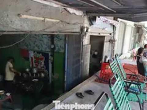 Người dân xếp bao cát làm lối đi vì nhà thấp hơn mặt đường cả mét