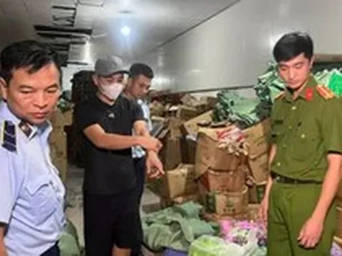 Hà Nội: Khởi tố chủ cơ sở sản xuất bánh, kẹo giả, 'đội lốt' hàng ngoại