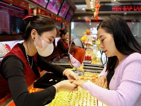Giá vàng chiều nay (8/10): Liên tục giảm, người dân ồ ạt đi mua
