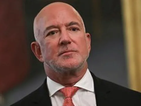 Tỷ phú Jeff Bezos gây chấn động với dự báo rằng AI sẽ đưa trở lại mô hình mỗi gia đình chỉ một người đi làm