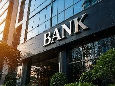 Lãi suất neo cao, nguồn vốn thắt chặt: Chuyên gia cảnh báo tín nhiệm ngân hàng, doanh nghiệp suy yếu