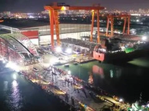 Đưa vòm thép cầu đi bộ 3.400 tấn xuống sà lan để lai dắt về trung tâm TPHCM