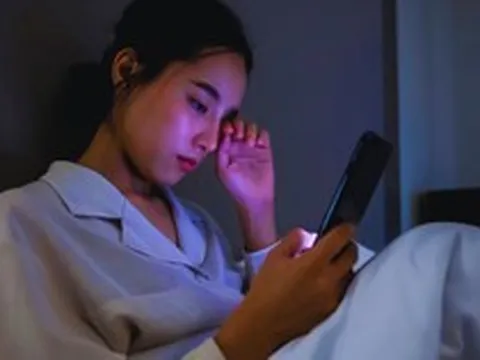 Lời khuyên cho người hay dùng điện thoại trước khi ngủ