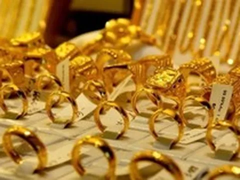Mua vàng trả tiền mặt có mâu thuẫn với quy định thuế hay không?
