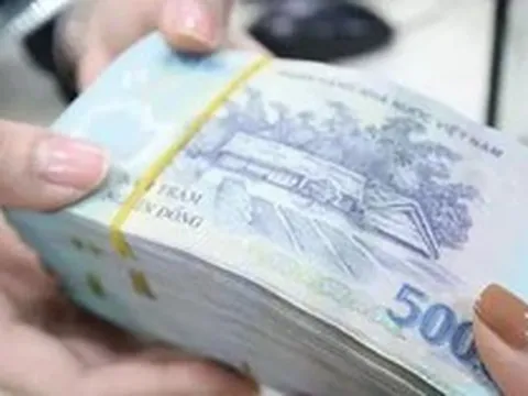 Giữa làn sóng giảm lãi suất, ngân hàng hút vốn cách nào?