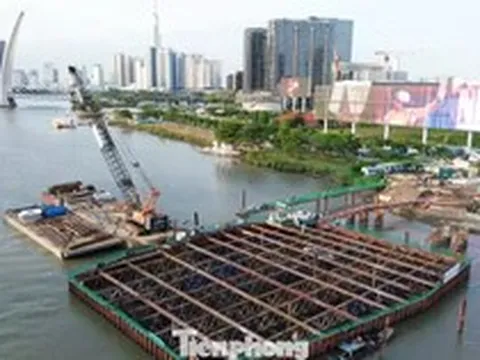 Bí mật dưới mặt nước của cầu đi bộ qua sông Sài Gòn
