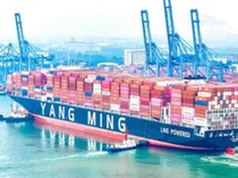 Phát hiện một siêu tàu dài gần 365 m, sức chở 15.500 TEU lần đầu tiên xuất hiện tại Việt Nam, thực hiện nhiệm vụ quan trọng