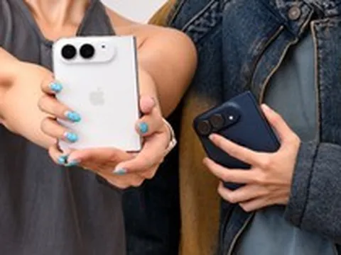 iPhone Duo rẻ nhất 65 triệu đồng: Người khen đáng tiền, kẻ chê “phông bạt”