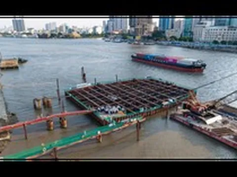 Chưa từng có: 650 tấn thép, hơn 7.450 m3 bê tông được đưa xuống lòng sông sâu 8m để làm một hạng mục lớn nhất Việt Nam