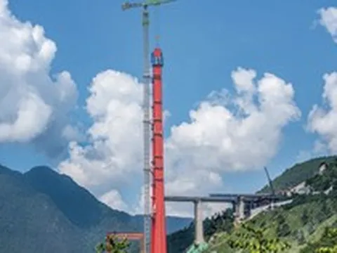 Khối kim loại mọc sừng sững giữa núi rừng, sức nâng lên đến 200 tấn, thực hiện nhiệm vụ không tưởng