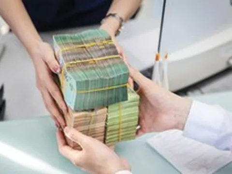 Lãi suất tiết kiệm giảm xuống gần 0% tại một ngân hàng