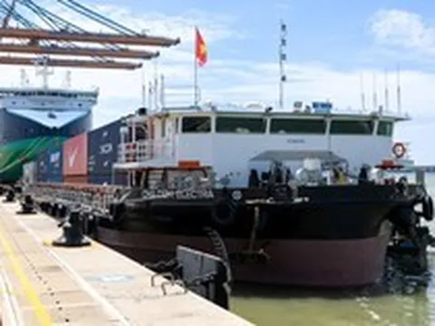 Sà lan điện đầu tiên tại Việt Nam khổng lồ cỡ nào: Dài gần bằng sân bóng đá, chở 3.500 tấn, mang theo 4 container pin nặng cả trăm tấn