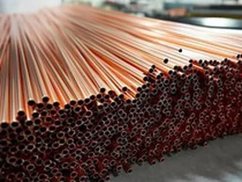 Không phải vàng bạc, một kim loại từng được đúc thỏi bán ở Việt Nam đang 'cháy hàng' trên mọi mặt trận
